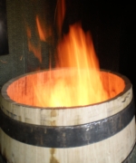 Fuego de roble para el tostado que comunicará al barril las aromas de vainilla o pan dulce - Tonnellerie SIRUGUE