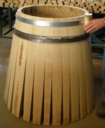 Cuerpo del barril con la inserción de los aros de trabajo para el montaje - Tonnellerie SIRUGUE