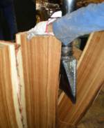 Taglio della metà del tronco di quercia ad altezza delle doghe per la preparzione del legno spacatto - TONNELLERIE SIRUGUE