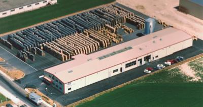 La fabbrica botti TONNELLERIE SIRUGUE, Nuits Saint Georges, Borgonia, vista aerea dell'Azienda di produzione e scorta di doghe